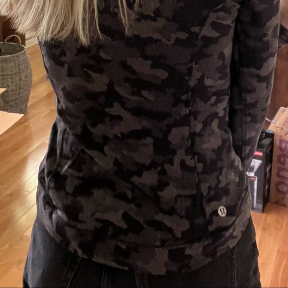 Lululemon long sleeve size 4 - Picture 2 of 2
